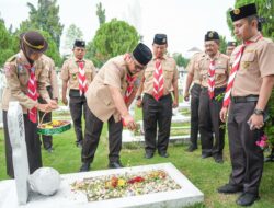 Topan OP Ginting Tabur Bunga di Makam Pahlawan Sambut Hari Pramuka Ke 63