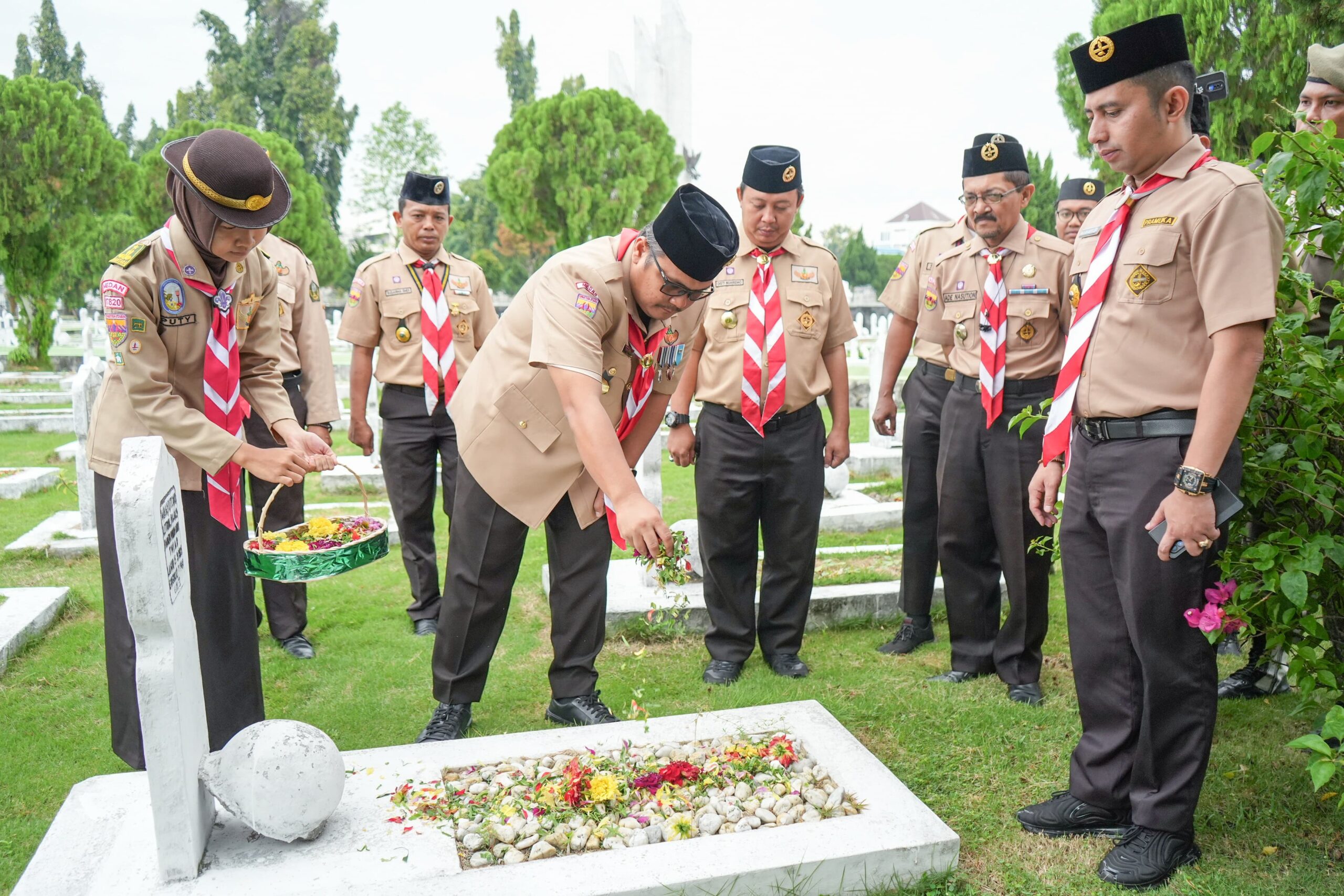 Topan OP Ginting Tabur Bunga di Makam Pahlawan Sambut Hari Pramuka Ke 63