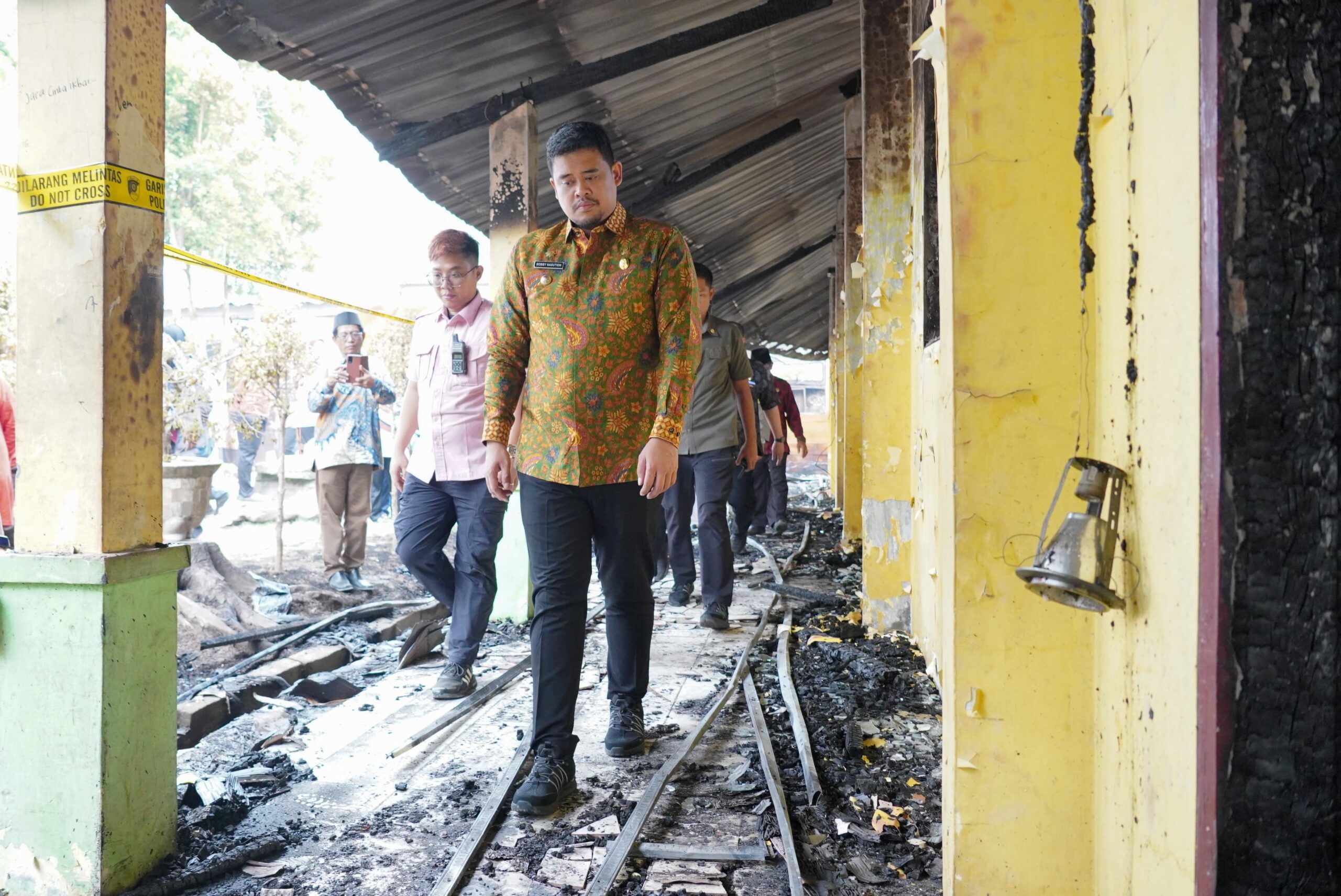Tinjau SMPN 20 yang Terbakar, Bobby Nasution Minta Dinas Perkim Cikataru Segera Perbaiki