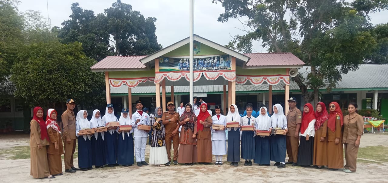 Kepala Desa Mangga Dua Menjadi Pembina Upacara Bendera di SMPN 3 Tanjung Beringin