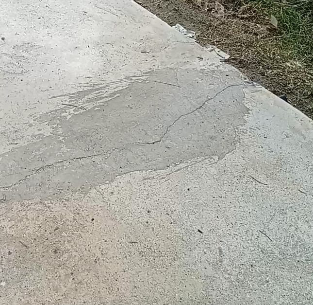 Proyek Rabat Beton di desa sidomulyo baru seumur jagung sudah retak retak dan ditempel tempel.