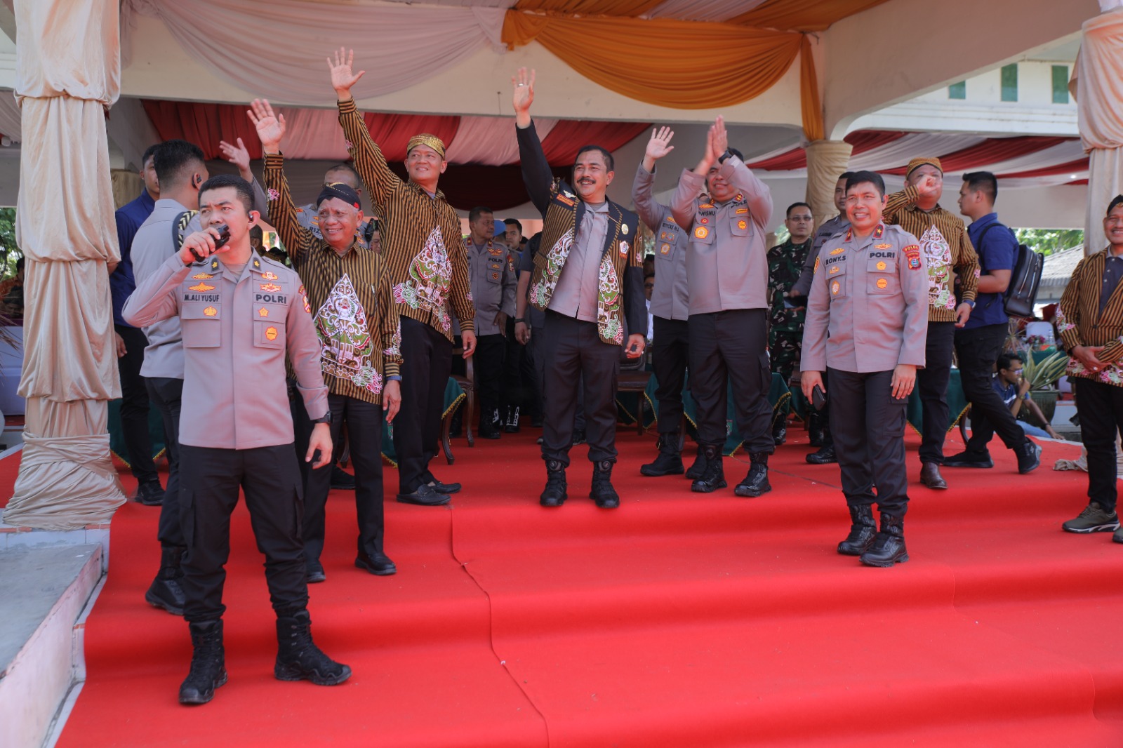 Komjen. Pol. Drs. Agus Andrianto yakin, seni dan budaya yang dimiliki Etnis Jawa di Kabupaten Asahan akan terus bertahan kelestariannya. 2 Komjen. Pol. Drs. Agus Andrianto yakin, seni dan budaya yang dimiliki Etnis Jawa di Kabupaten Asahan akan terus bertahan kelestariannya.