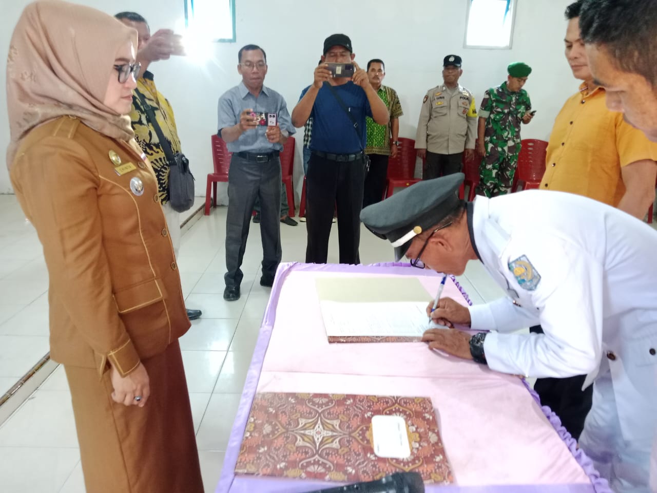 Camat Tanjung Beringin Resmi Lantik Ilham sebagai Pejabat Kepala Desa Tebing Tinggi