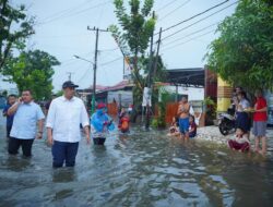 Didampingi Pj Sekda, Bobby Nasution Terobos Banjir Lihat Langsung Kondisi Warga