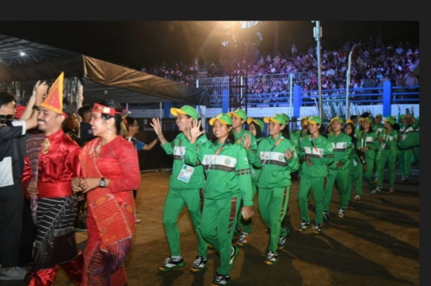 Miris Kontingen Sumut Gunakan Training Saat Mengikuti Defile Pembukaan PON XXI 2024