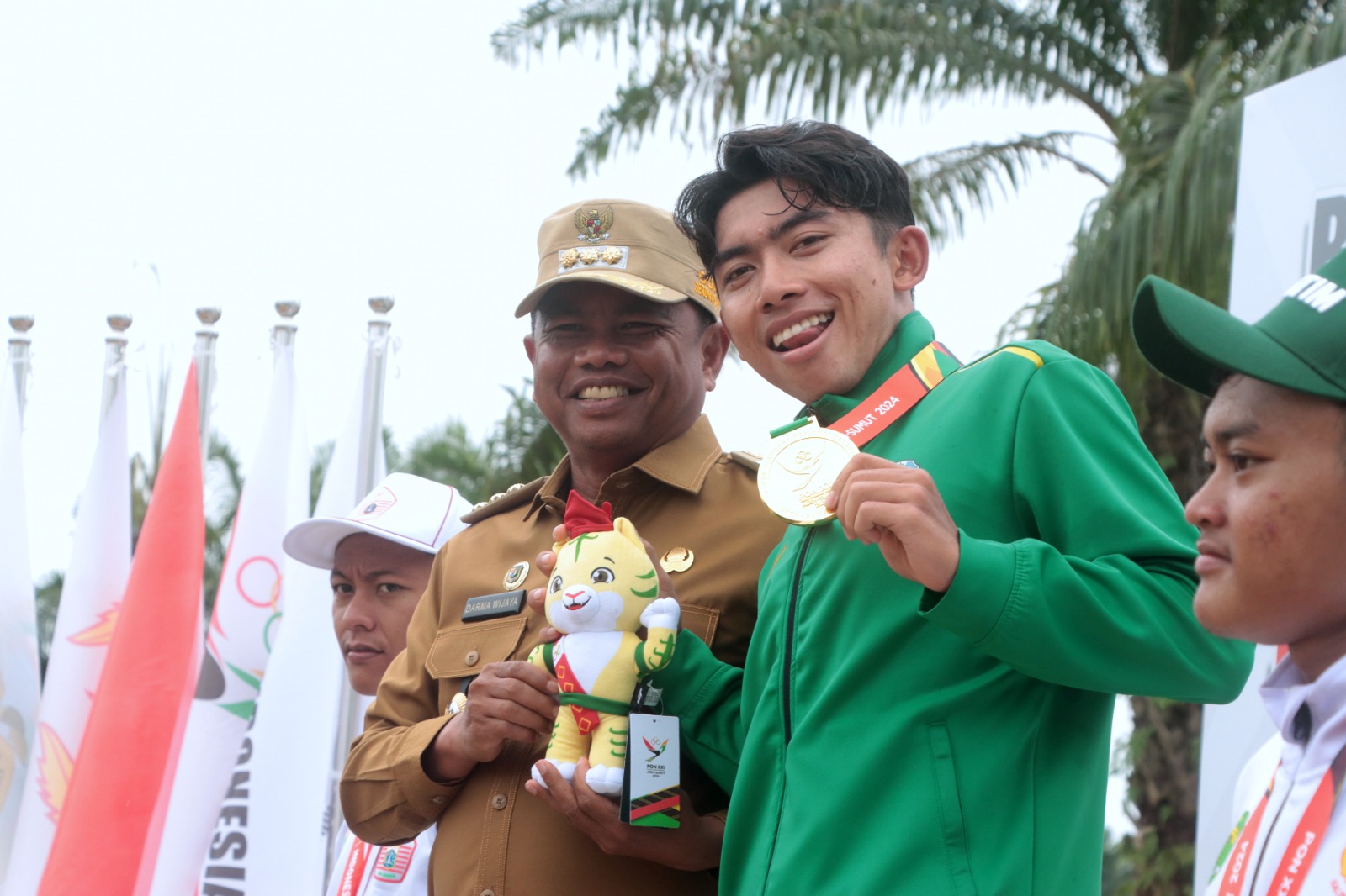 Bupati dan Wabup Sergai Serahkan Medali Pemenang Balap Sepeda ITT PON XXI Aceh-Sumut di Alun-alun