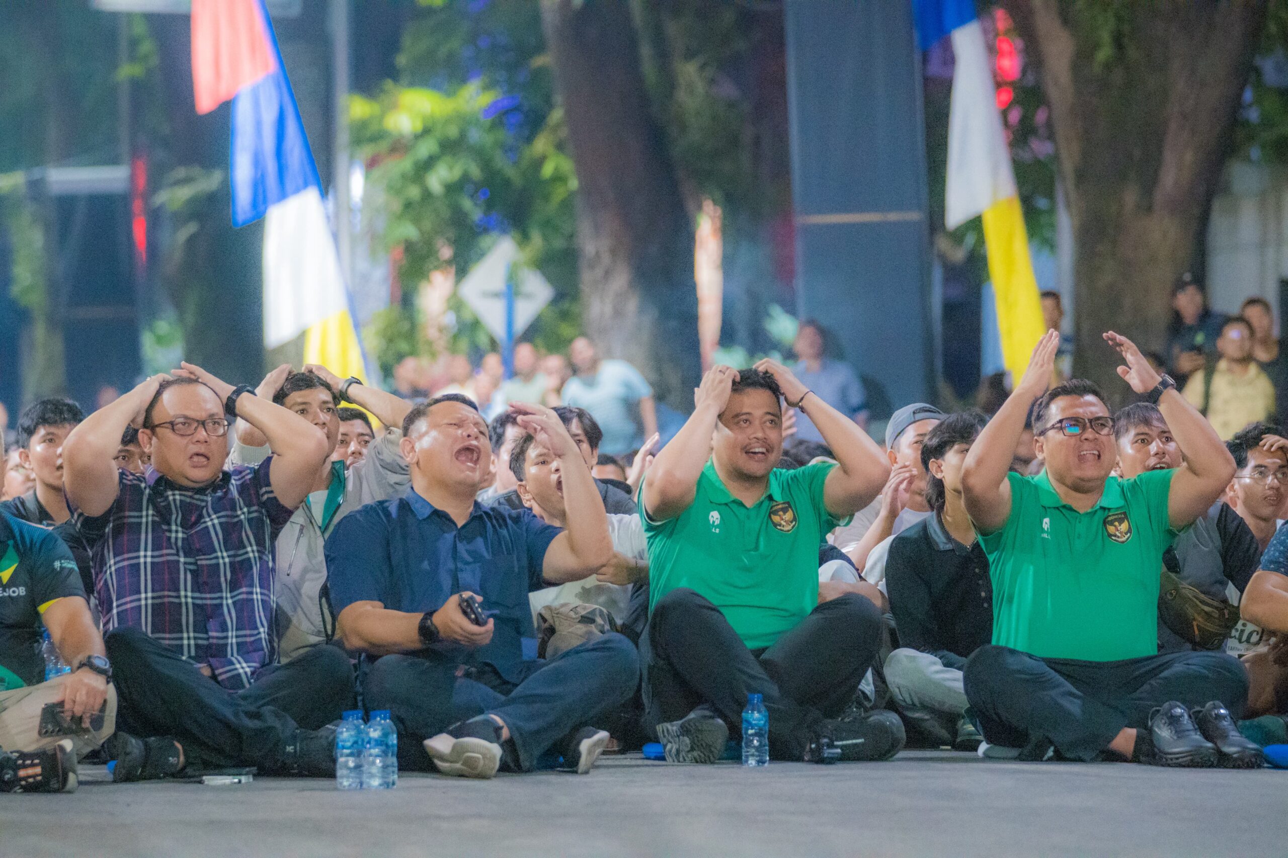 Bobby Nasution Bersama Warga Duduk Lesehan Nobar Timnas Indonesia vs Australia