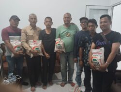 Ketua Pewarta Tetap Berbagi Sembako pada Pengurus dan Anggota di Jumat Barokah