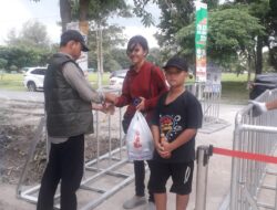 Aneh, Baricade Pintu Masuk Dipasang, Gelang Bebas Masuk Dibagikan Gratis