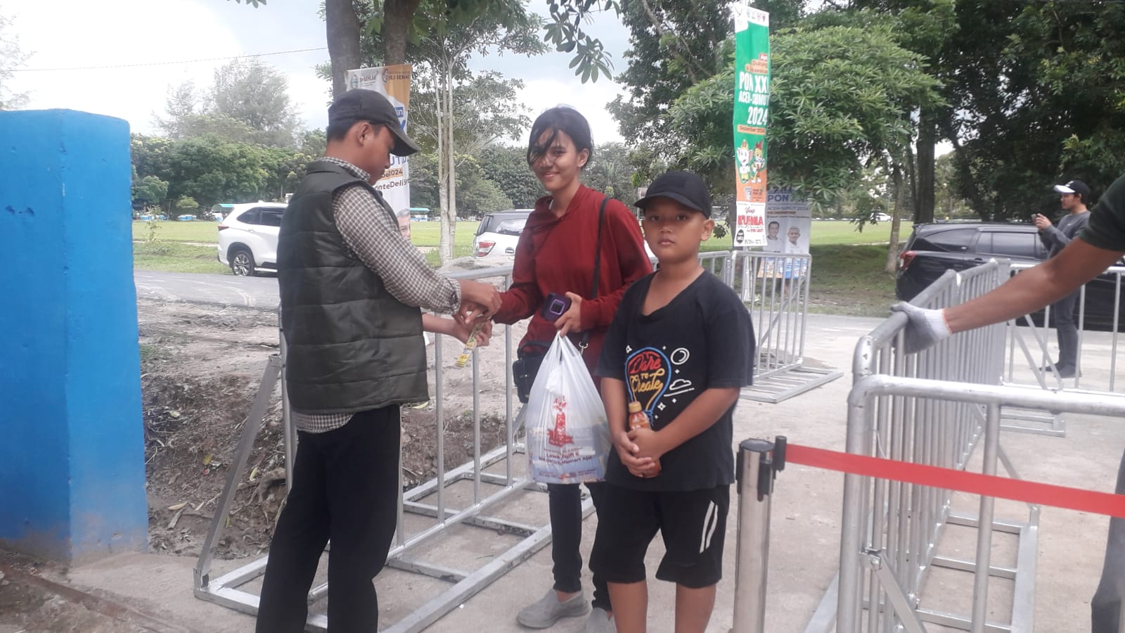 Aneh, Baricade Pintu Masuk Dipasang, Gelang Bebas Masuk Dibagikan Gratis
