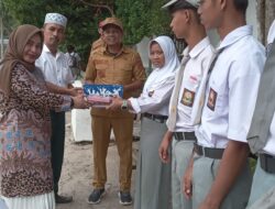 Kades Mangga Dua Beri Hadiah kepada Siswa Berprestasi di Sekolah Miftahul Irsyad