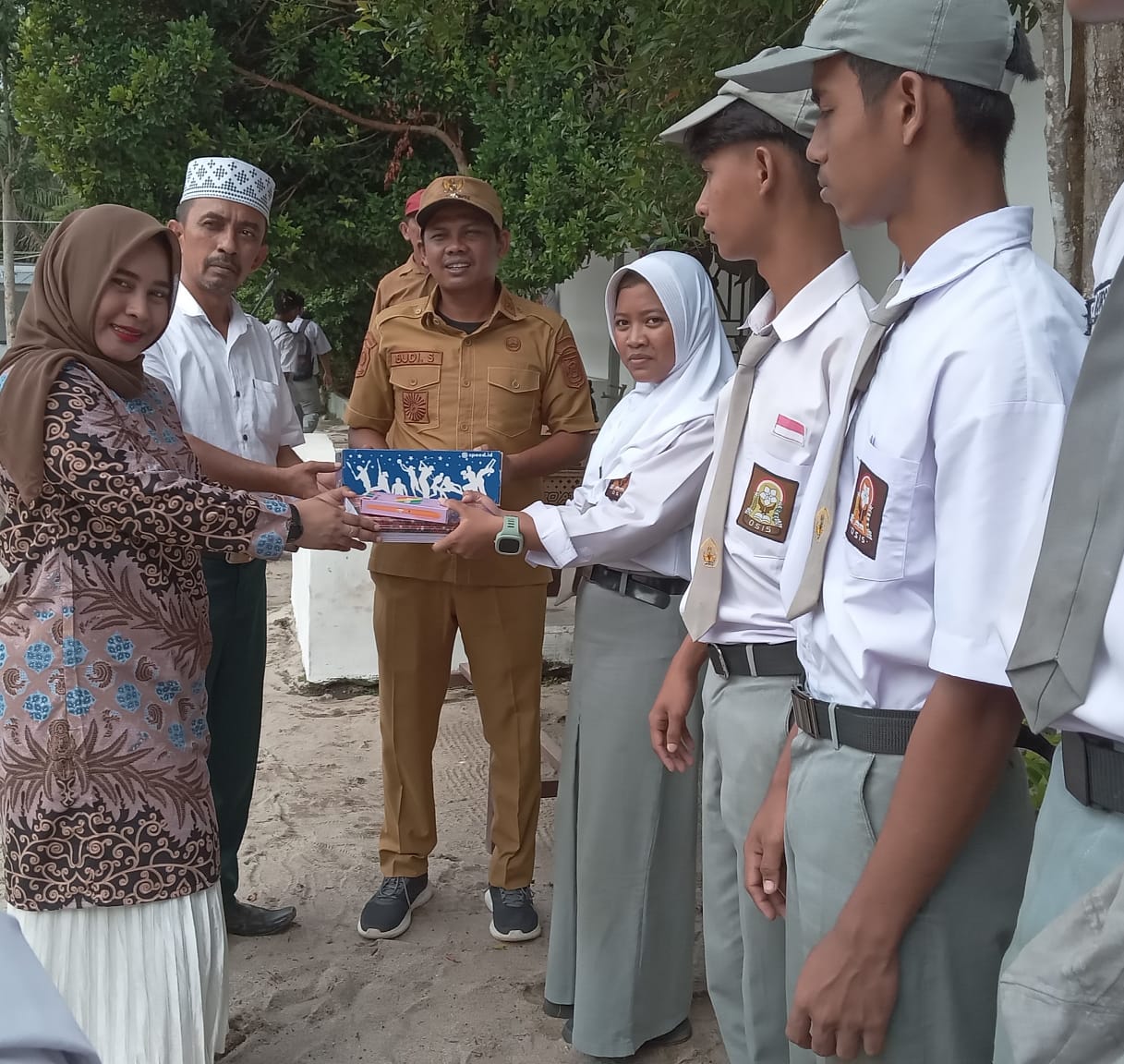 Kades Mangga Dua Beri Hadiah kepada Siswa Berprestasi di Sekolah Miftahul Irsyad