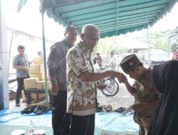 Bupati Asahan menyerahkan pakaian dan perlengkapan kerja Tenaga Harian Lepas Dinas Lingkungan Hidup