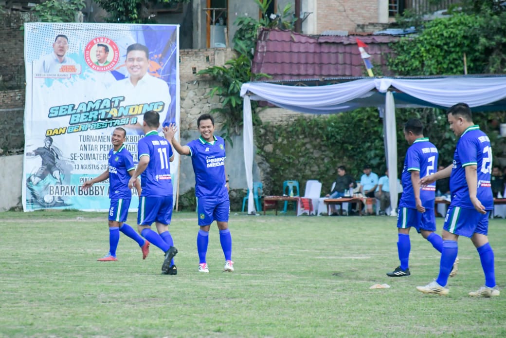 Bupati dan Wakil Bupati Serdang Bedagai Hadiri Pembukaan Turnamen Sepakbola KORPRI di Samosir