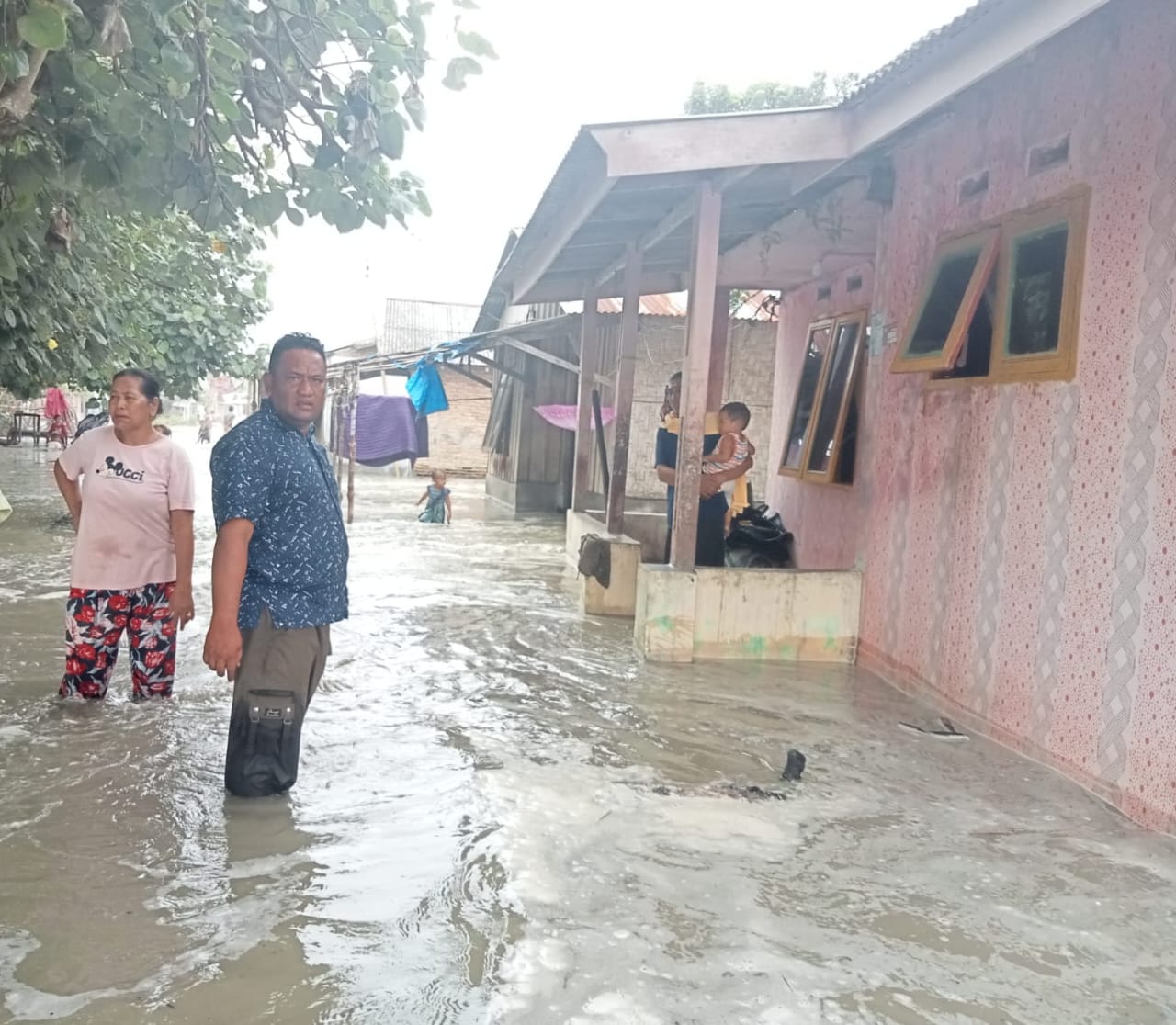 Gelombang Tinggi Laut Mendadak Genangi Pemukiman di Desa Bagan Kuala