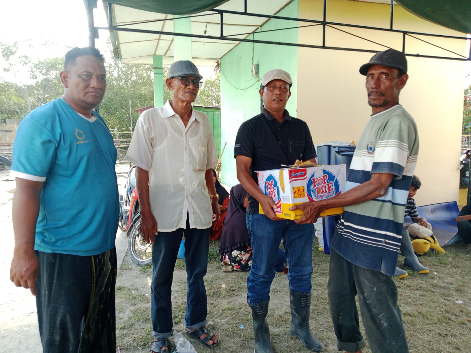 Peduli Banjir ROB, Ketua SMSI Sergai Bantu Warga Desa Bagan Kuala yang Terpaksa Mengungsi
