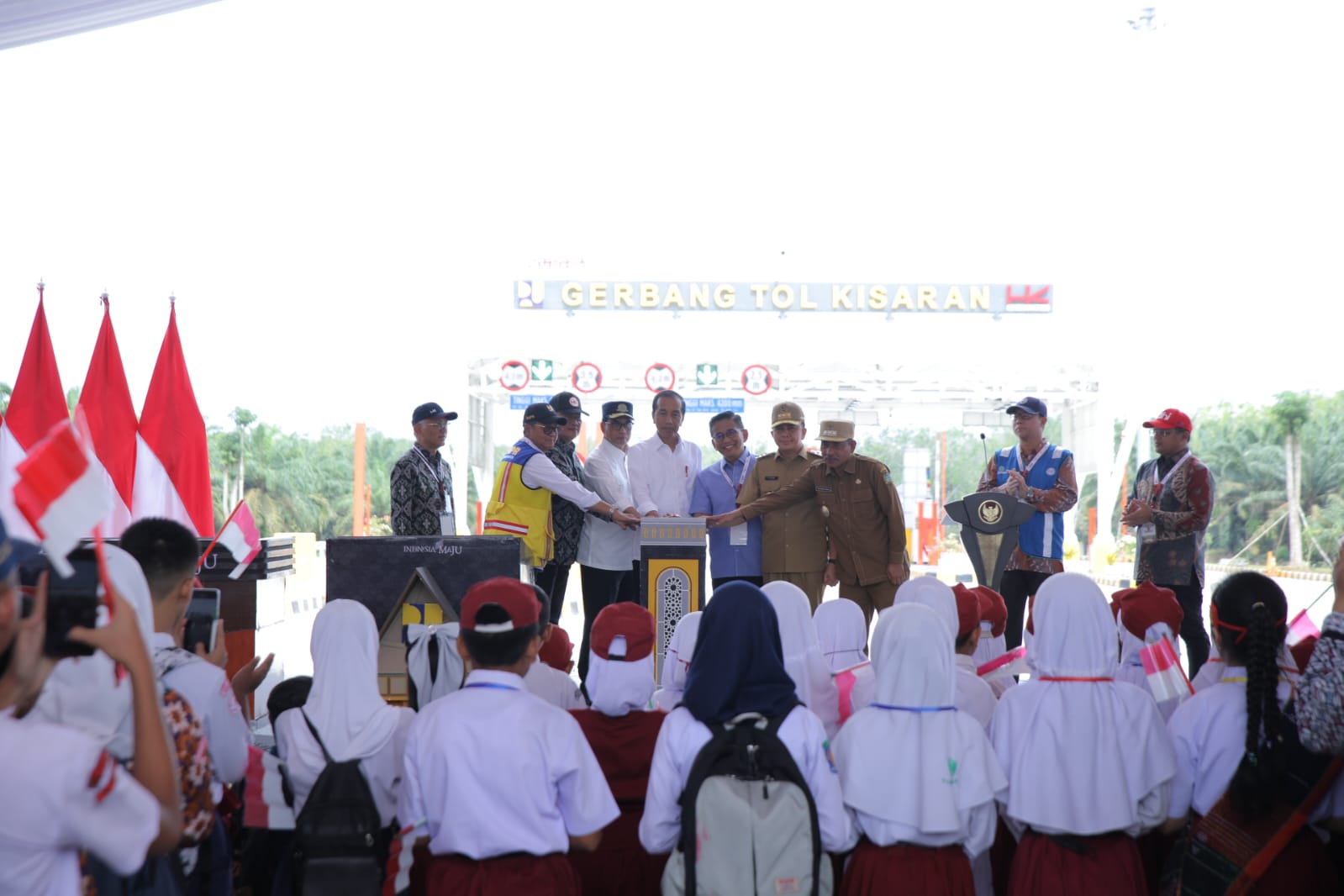 Presiden Republik Indonesia resmikan jalan Tol Kisaran - lima puluh
