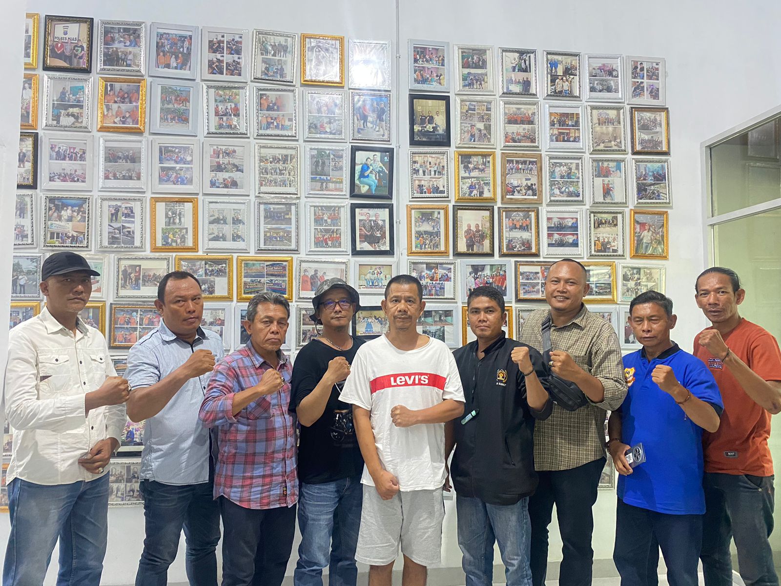 Di Jumat Barokah, Ketua Pewarta Berbagi Beras pada Warga Kurang Mampu dan Anggota