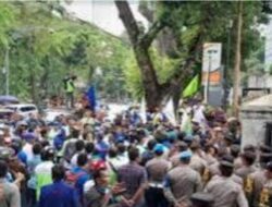 Ratusan Buruh Geruduk Kantor Gubsu dan DPRD Medan Tuntut 3 Hal