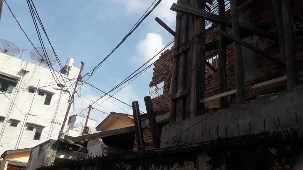 Warga Gang Kalimun Desak PLN Pindahkan Tiang Listrik yang Ancam Nyawa Warga 2 Warga Gang Kalimun Desak PLN Pindahkan Tiang Listrik yang Ancam Nyawa Warga