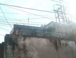 Warga Gang Kalimun Desak PLN Pindahkan Tiang Listrik yang Ancam Nyawa Warga