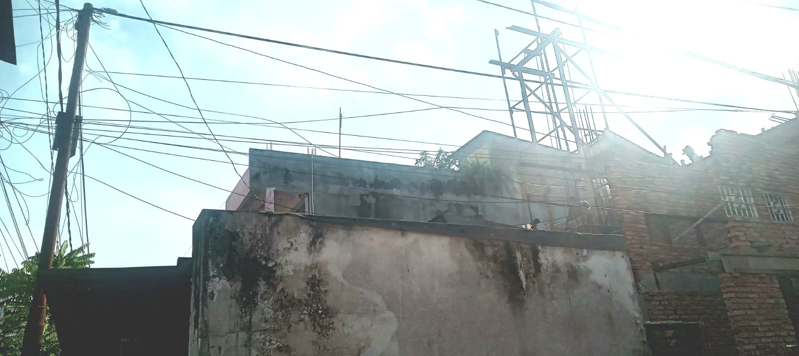 Warga Gang Kalimun Desak PLN Pindahkan Tiang Listrik yang Ancam Nyawa Warga