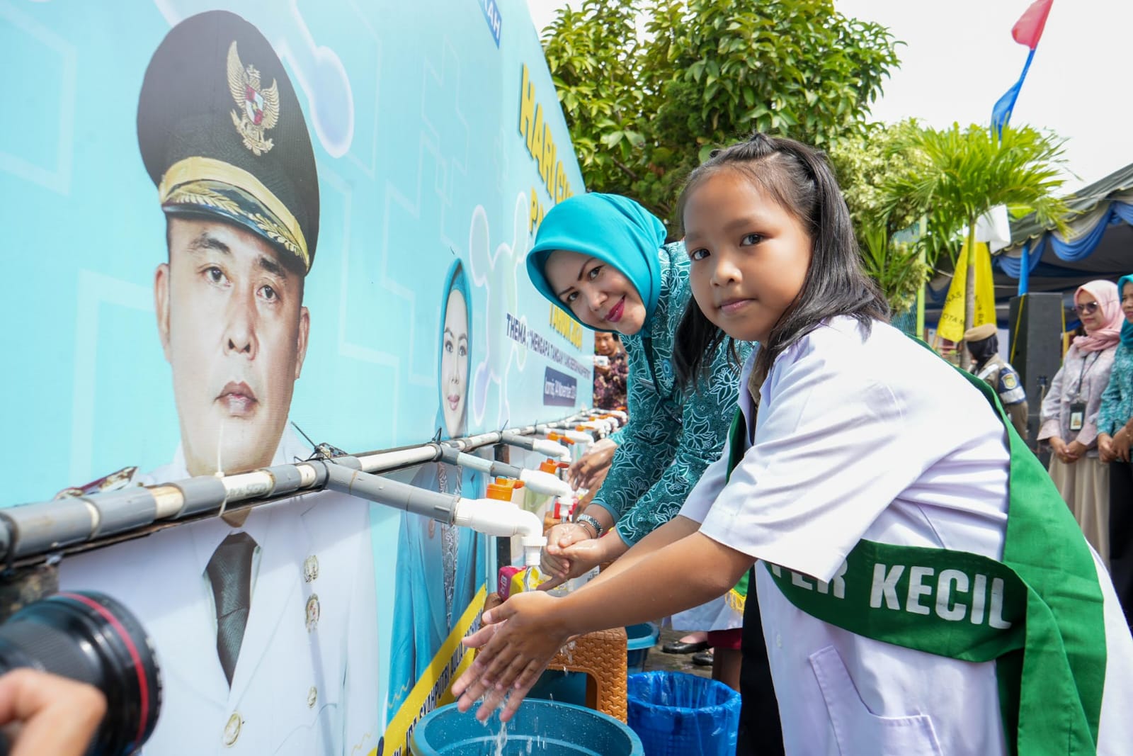 Plt Ketua TP PKK Medan Gelar Aksi Cuci Tangan Pakai Sabun dengan Bersama Siswa