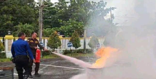 Kejari Asahan Ikuti Pelatihan Pemadaman Kebakaran & Penanganan Hewan Liar 2 Kejari Asahan Ikuti Pelatihan Pemadaman Kebakaran & Penanganan Hewan Liar