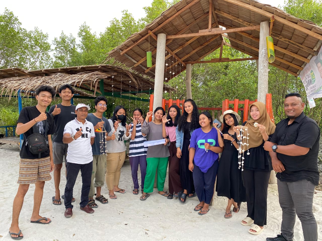 Mahasiswa KKN USU Sulap Limbah Cangkang Kerang Jadi Souvenir Khas Pantai Merdeka