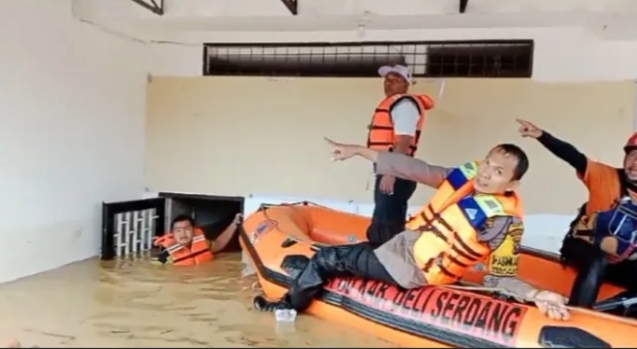 Kapolda Sumut Gercep Kerahkan Personel Bantu Warga Terdampak Banjir Disejumlah Titik