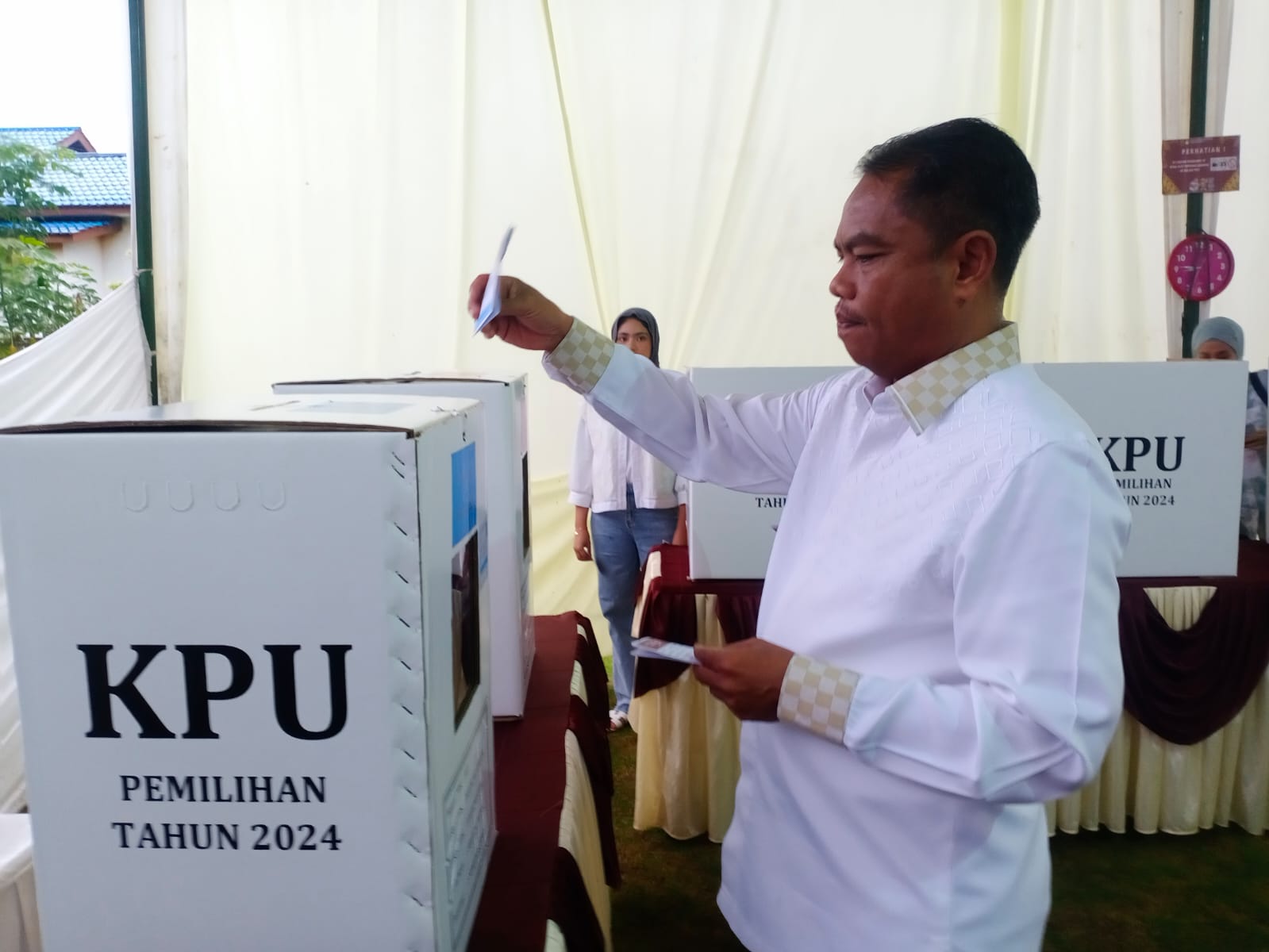 Bupati Sergai Gunakan Hak Pilih di TPS 7 Dolok Manampang, Imbau Warga Tetap Antusias Meski Hujan