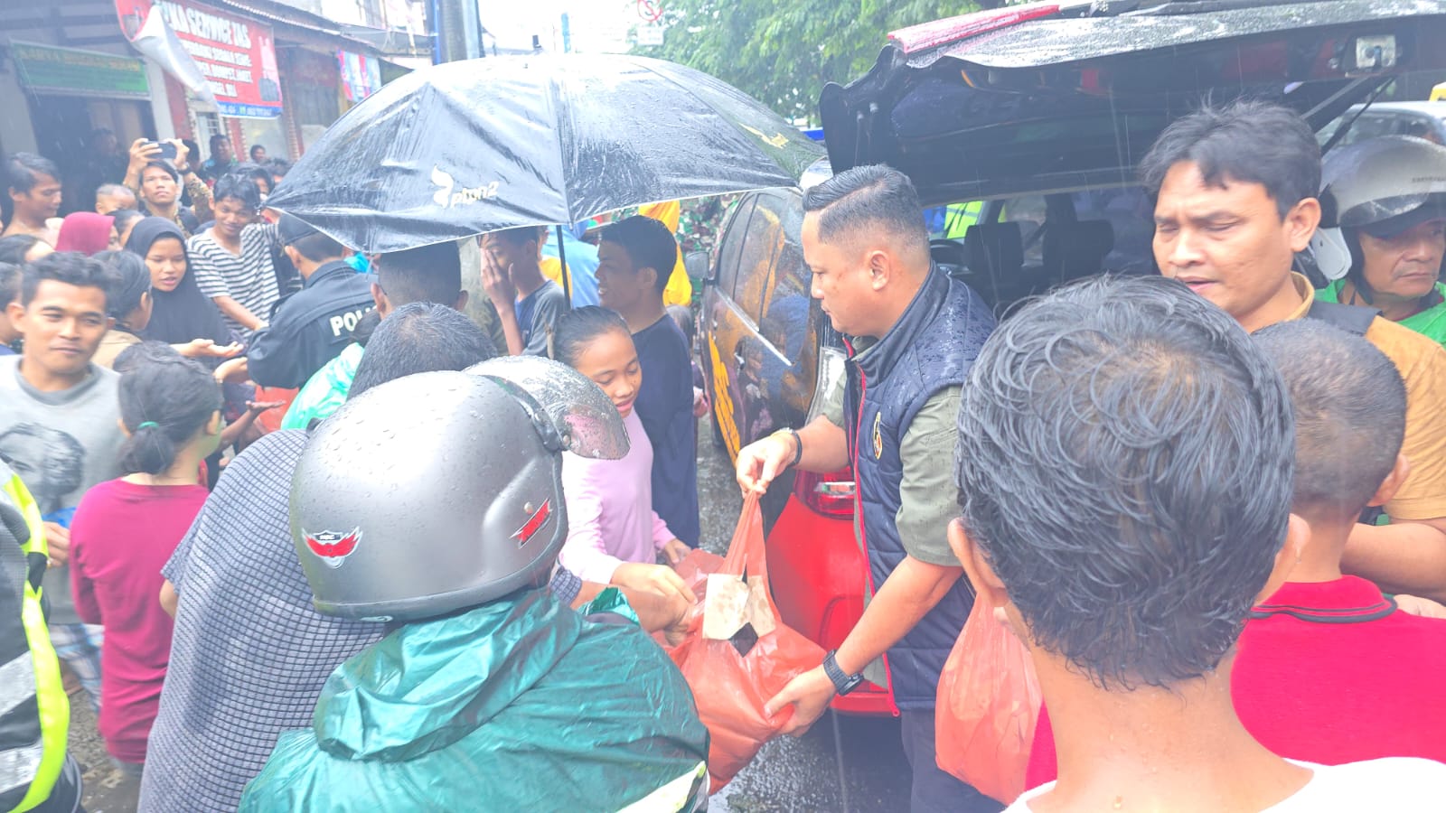 Tim URC Polrestabes Medan Salurkan Bantuan pada Warga Terdampak Banjir
