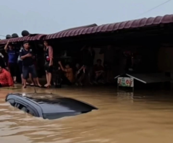 Warga Patumbak Akhirnya Selesaikan Pemungutan Suara Walau Air Hampir Setinggi Rumah