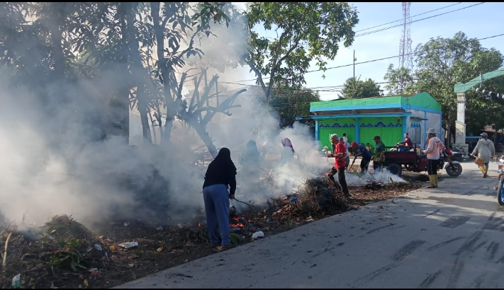 Pemdes Pekan Tanjung Beringin Gelar Gotong royong Bersihkan Sampah dan Drainase