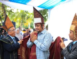 Safari Natal di GKPS Padang Bulan, Bobby Nasution Disematkan Pakaian dan Makanan Khas Adat Simalungun