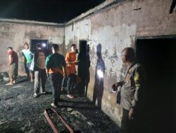 Polsek Firdaus Polres Sergai Tangani Kebakaran Rumah di Desa Sei Buluh Estate