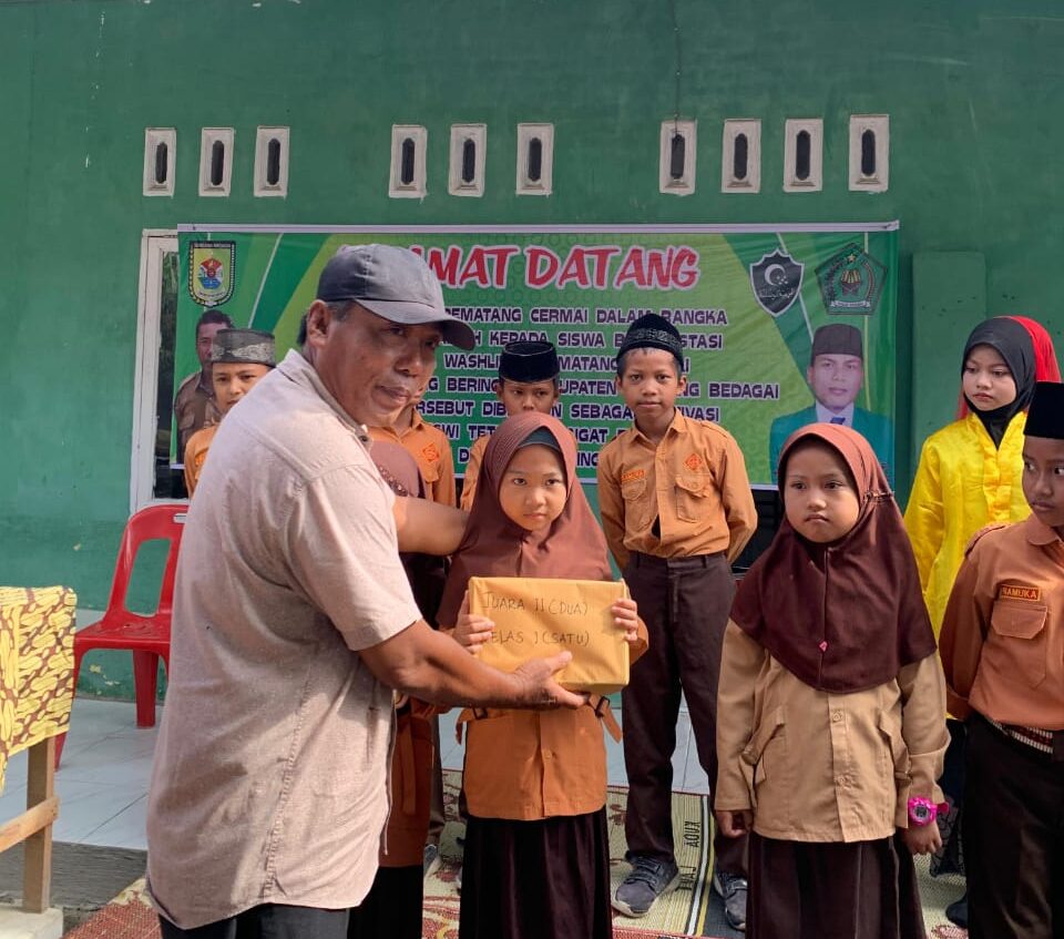 Meriah! Kepala Desa Pematang Cermai Beri Apresiasi untuk Siswa Berprestasi di MIS