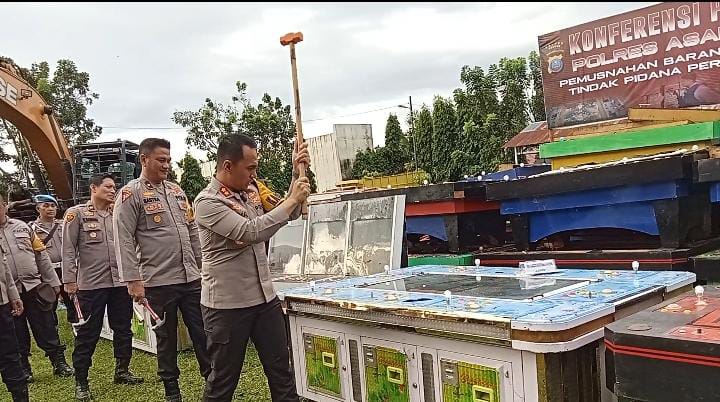 Polres Asahan sesuai Arahan Presiden RI.Musnakan Puluhan Mesin Judi Game Zone (Tembak Ikan) di halaman Mako Polres Asahan