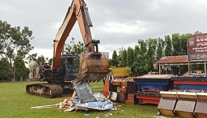 Polres Asahan sesuai Arahan Presiden RI.Musnakan Puluhan Mesin Judi Game Zone (Tembak Ikan) di halaman Mako Polres Asahan