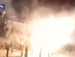 Spektakuler, Kembang Api Hiasi Langit Pantai Merdeka di Tahun Baru 2025