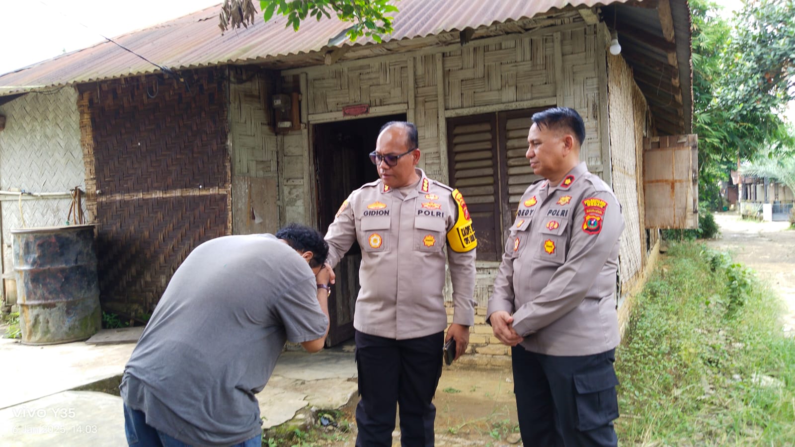 Kapolrestabes Medan Sambangi Anak Yatim Piatu Korban Begal di Delitua