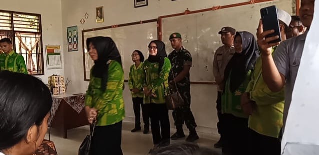Sambut Hari Jadi ke-21 Pemkab Sergai, Sekdakab Bagikan Makan Siang Secara Simbolis di SMPN 4 Tanjung Beringin