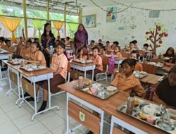 Bersinergi untuk Indonesia Emas 2045: TNI-Polri Bagikan Makan Siang Gratis di SD Negeri Sei Rejo