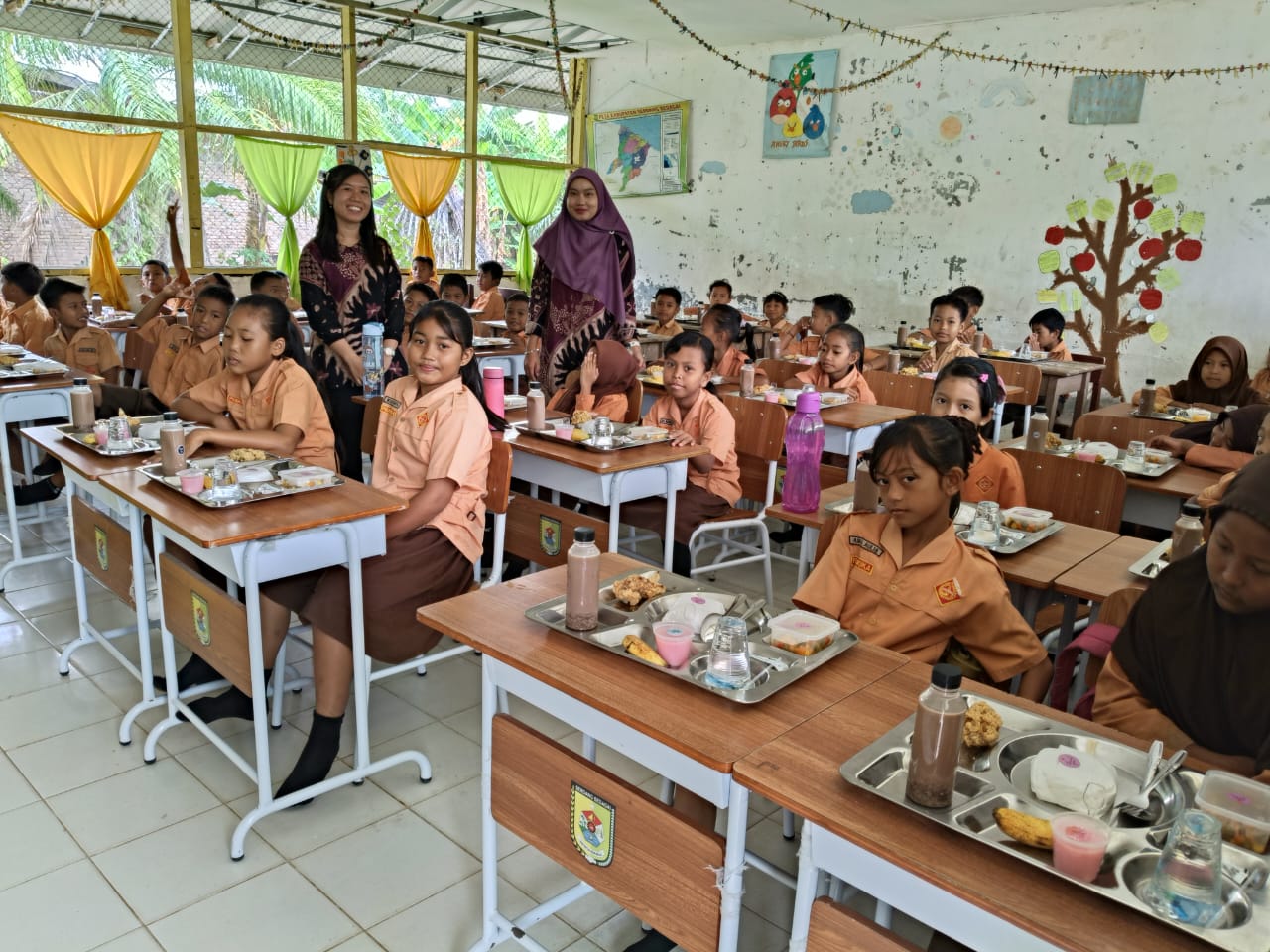 Bersinergi untuk Indonesia Emas 2045: TNI-Polri Bagikan Makan Siang Gratis di SD Negeri Sei Rejo