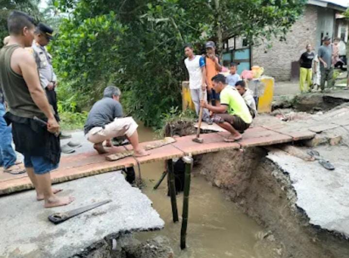 Kapolsek Simpang Empat sigap dan tanggap atas penanggulangan perbaikan jalan di desa Sei lama Asahan