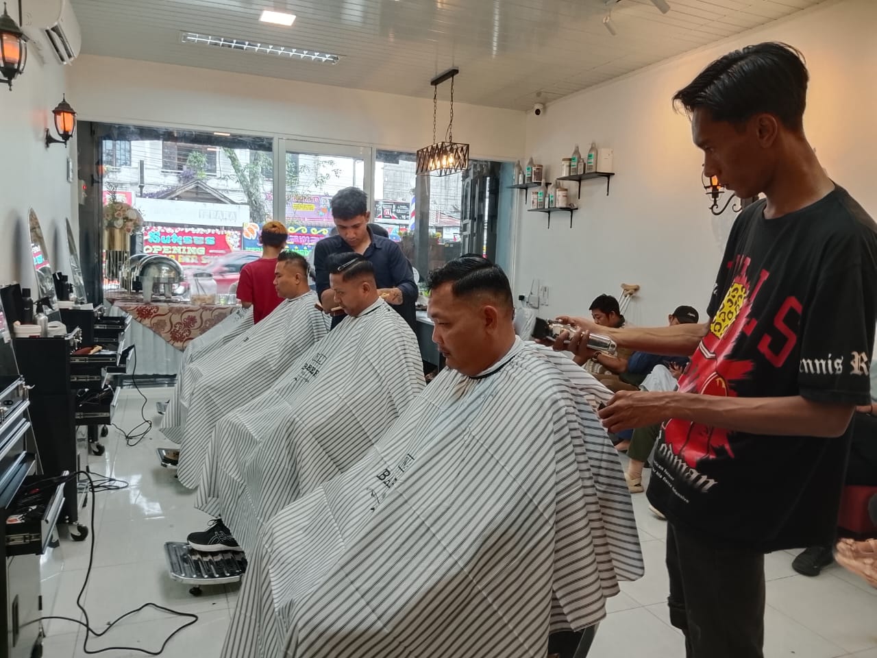 Peran Ibu, Aantarkan Alan Sastra Buka Mata Bantu Orang Banyak 2 Peran Ibu, Aantarkan Alan Sastra Buka Mata Bantu Orang Banyak