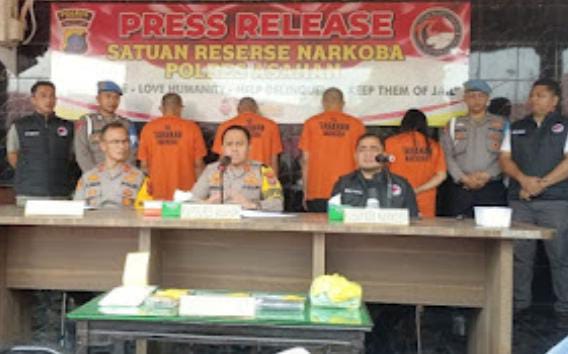 SatNarkoba Polres Asahan tangkap Tiga orang Pria dan Satu orang wanita Kurir sabu