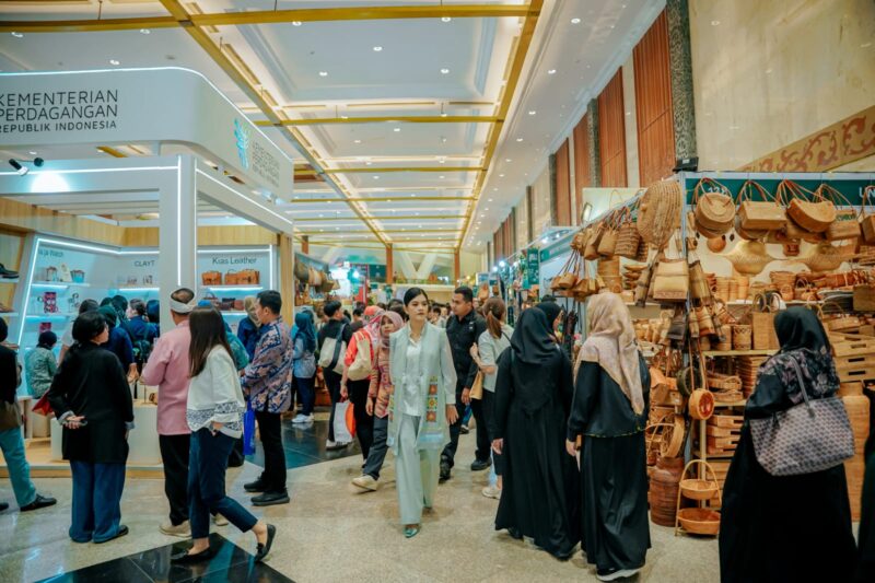 Ibu Wapres Selvi Gibran Beli Hasil Kerajinan Tangan Terbaik Perajin Medan di The Jakarta Inacraft 2025
