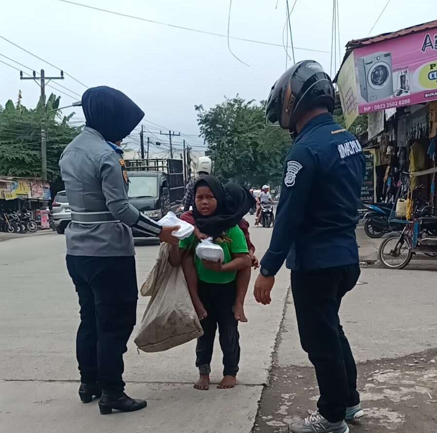 Humas Polrestabes dan Dishub Medan Gelar Aksi Berbagi Pada Masyarakat
