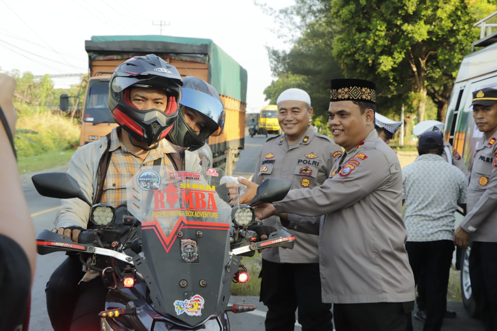 Kapolres Sergai Berbagi Takjil, Ingatkan Keselamatan Berlalu Lintas di Bulan Ramadhan